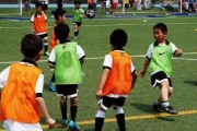 小孩拿足球砸人犯法吗，小孩拿足球砸人犯法吗视频